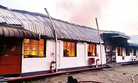 திருப்பூர் பின்னலாடை ஏற்றுமதி நிறுவனத்தில் தீ விபத்து: பல லட்சம் மதிப்புள்ள ஆடைகள்- எந்திரங்கள் எரிந்து நாசம்