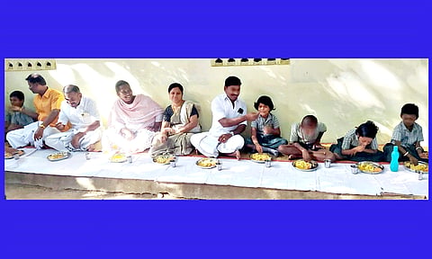 தேவகோட்டை நகர்மன்ற தலைவர் சுந்தரலிங்கம் நகராட்சி பள்ளிகளில் முதலமைச்சரின் காலை உணவு திட்டத்தை தொடங்கி வைத்து மாணவிக்கு உணவு ஊட்டிய போது எடுத்தபடம்.