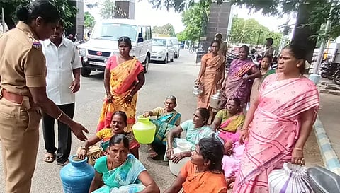 நாமக்கல் மாவட்ட கலெக்டர் அலுவலக வளாகத்தில் காலி குடங்களுடன் பெண்கள் தர்ணாவில் ஈடுபட்ட காட்சி. 