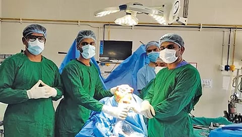 பரமத்தி வேலூர் அரசு மருத்துவமனையில் முதல் முறையாக மூட்டுமாற்று அறுவை சிகிச்சை செய்த டாக்டர் கோகுல் தலைமையிலான டாக்டர்களை படத்தில் காணலாம்.