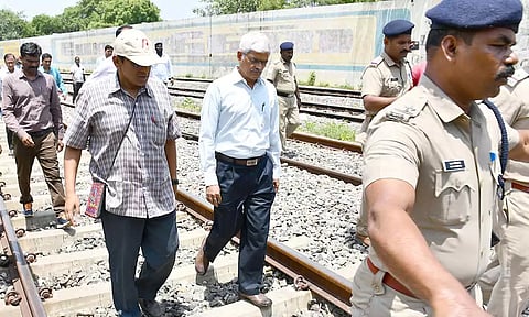 மதுரை ரெயிலில் தீ விபத்து சம்பவம்: பாதுகாப்பு ஆணையர் 2-வது நாளாக இன்று தீவிர விசாரணை