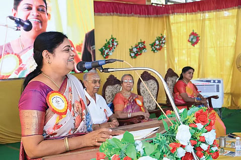 விழாவில் அமைச்சர் கீதாஜீவன் பேசிய காட்சி