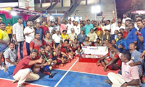 நெல்லை மாவட்ட வக்கீல் சங்க அணிக்கு பரிசு கோப்பை வழங்கப்பட்டது.