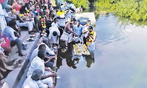 விழாவில் காவிரி நதிக்கு பால் அபிஷேகம் செய்யப்பட்டது.