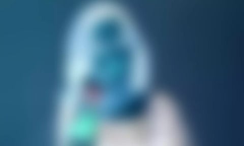 குடிபோதையில் பார்க்கிங்கில் மயங்கி கிடந்த தொகுப்பாளினி