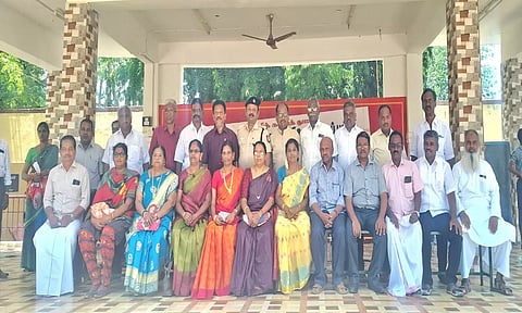 முன்னாள் மாணவர்கள் சந்திப்பு நிகழ்ச்சியில் கலந்து கொண்டவர்கள்.