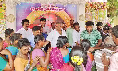 அரிச்சுவடி மனநல மைய சேர்மன் 3-ம் ஆண்டு நினைவு நாளையொட்டி சபாநாயகர் ஏம்பலம் செல்வம் பொதுமக்களுக்கு அன்னதானம் வழங்கிய காட்சி.