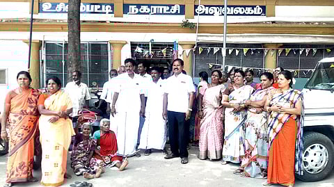 நகராட்சி அலுவலகத்தை முற்றுகையிட்ட பொதுமக்கள்.