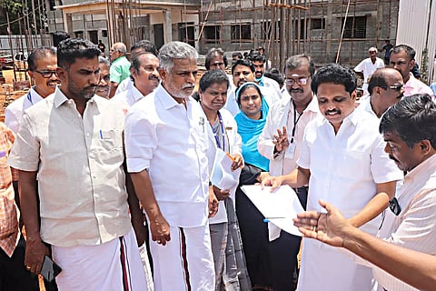 மேலூர் அரசு மருத்துவமனையில் வெங்கடேசன் எம்.பி. ஆய்வு செய்தார். அருகில் நகர்மன்ற தலைவர் முகமது யாசின் உள்பட பலர் உள்ளனர்.