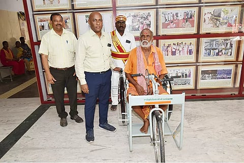 மாற்றுத்திறனாளிக்கு 3 சக்கர சைக்கிளை விழுப்புரம் கலெக்டர் பழனி வழங்கினார்.