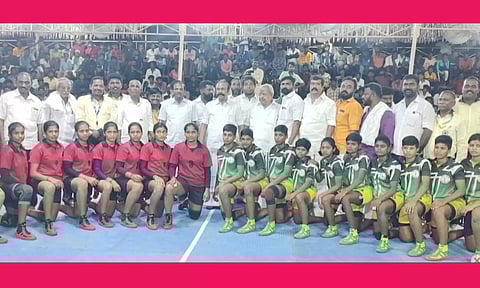 வெற்றி பெற்ற அணிகளுடன் அமைச்சர் பெரியகருப்பன்.