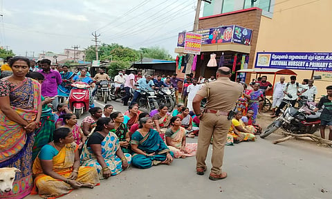 மின் மயானம் அமைப்பதை கண்டித்து குறிஞ்சிப்பாடியில் பெண்கள் சாலை மறியலில் ஈடுப்பட்டனர்.