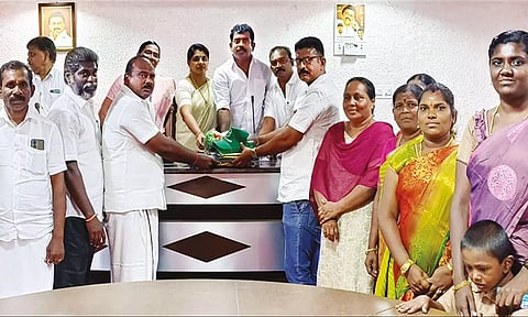 வி.எஸ்.ஆர்.ஜெகதீஷ் தூய்மை பணியாளர்களுக்கு சீருடைகள் மற்றும் தூய்மை உபகரணங்களை வழங்கிய காட்சி.