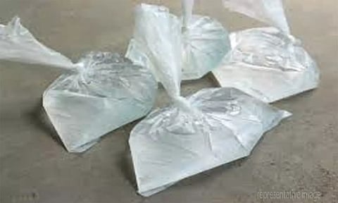 பைக்கில் சாராயம் கடத்தியவர் கைது