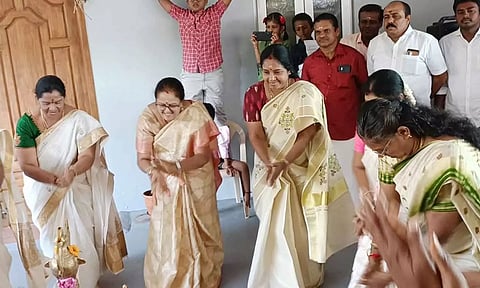 மேயர் குடும்பத்தினர் மீது கூறப்பட்ட புகார் குறித்து விசாரிக்க வேண்டும்- வானதி சீனிவாசன்