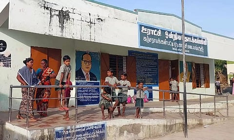 சமையல் அறை பூட்டியிருந்ததால் குழந்தைகள் வெளியே நிற்கும் காட்சி.