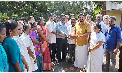 முத்தியால்பேட்டை தொகுதி அரசு ஆரம்ப சுகாதார நிலைய வளாகத்தில் யோகா மையம் கட்டிடம் கட்டுமான பணிக்கான பூமி பூஜையை பிரகாஷ் குமார் எம்.எல்.ஏ. தொடங்கி வைத்த காட்சி.