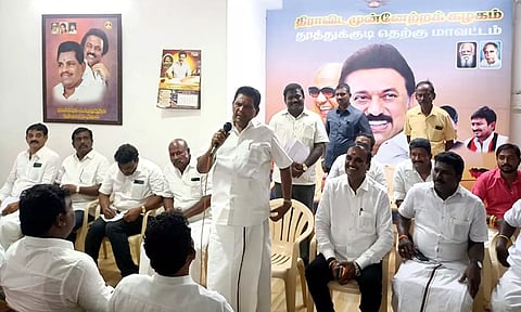 கூட்டத்தில் அமைச்சர் அனிதா ராதாகிருஷ்ணன் பேசிய காட்சி.
