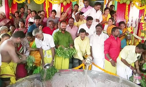 பக்தர்கள் வீடுகளில் இருந்து கூழைக் கொண்டு வந்து கோவிலில் ஊற்றி தங்கள் வேண்டுதலை நிறைவேற்றிய காட்சி.