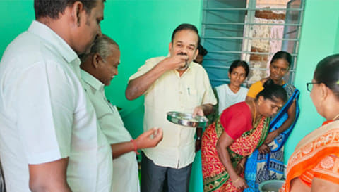 பூலாம்பட்டி பேரூராட்சி பகுதியில் உள்ள காலை உணவு திட்ட சமையல் கூடத்தில் பேரூராட்சி உதவி இயக்குனர் கணேஷ்ராம் ஆய்வு செய்த போது எடுத்த படம்.