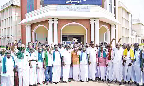 தஞ்சாவூர் மாவட்ட கலெக்டர் அலுவலகத்தில்குறை தீர் நாள் கூட்டத்தில் வெளிநடப்பு செய்து ஆர்ப்பாட்டத்தில் ஈடுபட்ட விவசாயிகள்.