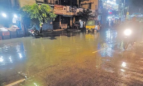 சாலையில் மழைநீர் பெருக்கெடுத்து ஓடியது.