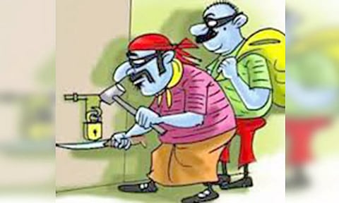 பூட்டிய வீட்டின் நகை -பொருட்கள் திருட்டு