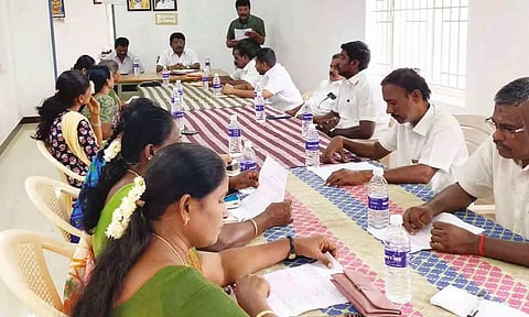 பேரூராட்சி அலுவலகத்தில் கூட்டம் நடைபெற்றக் காட்சி.