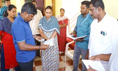 கலெக்டர் கிறிஸ்துராஜ் விண்ணப்பங்களை சரிபார்த்த காட்சி.