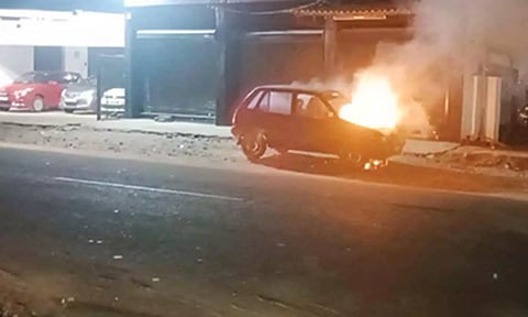 திருச்செந்தூரில் சாலை ஓரத்தில் நிறுத்தப்பட்ட கார் திடீரென தீ பிடித்ததால் பரபரப்பு