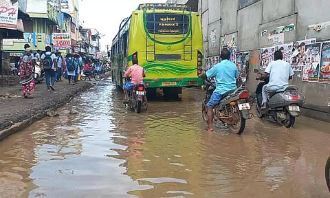 மதகடிப்பட்டு 4 முனை சந்திப்பில் குளம் போல் தேங்கி நிற்கும் மழை நீர்.
