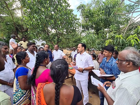 அதிகாரிகளுடன் சென்று பொதுமக்களை சந்தித்த எம்.எல்.ஏ.,