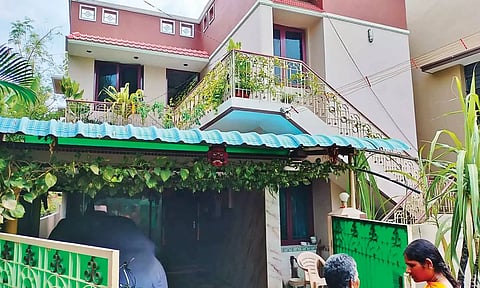 சேலம் கோரிமேட்டில் தொழிலதிபர் வீட்டின் கதவை உடைத்து ரூ.10 லட்சம் பணம், நகை கொள்ளை