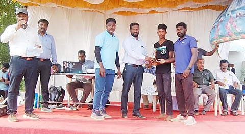 குறுவட்டார போட்டிகளில் வெற்றி பெற்றவர்களுக்கு பரிசுகள் வழங்கப்பட்டன.