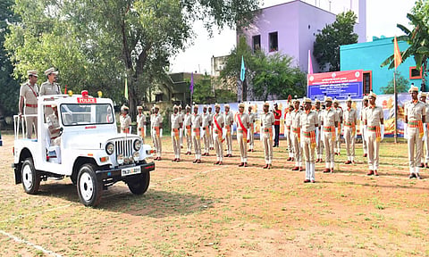 கடலூர் ஆயுதப்படை மைதானத்தில் ஊர்க்காவல் படை வீரர்களுக்கான பயிற்சி நிறைவு விழா நடைபெற்றது.