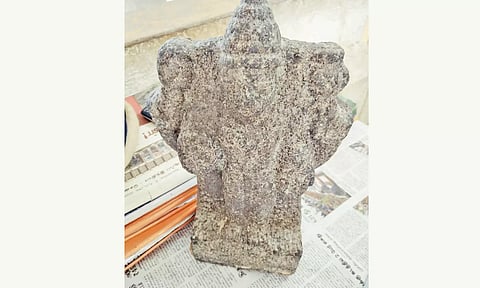 மெரினா கடற்கரையில் 1 அடி உயர கற்சிலை மீட்பு: கோவிலில் திருடப்பட்டதா?