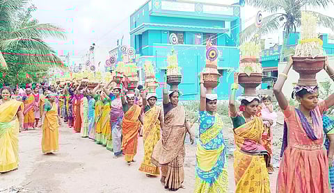 முளைப்பாரி ஊர்வலம் நடைபெற்றபோது எடுத்தபடம்.