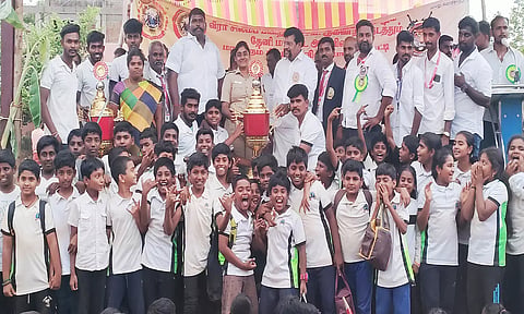 பரிசு வழங்கியபோது எடுத்த படம்.
