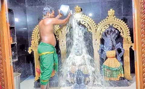 பவுர்ணமி பூஜையை முன்னிட்டு பாலாபிஷேகம் நடைபெற்ற போது எடுத்த படம்.