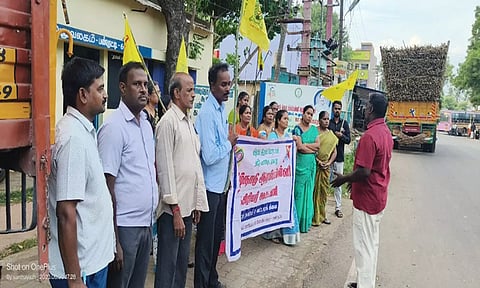 ஆர்ப்பாட்டத்தில் ஆசிரியர்கள் கலந்து கொண்டு கோரிக்கை வலியுறுத்தி முழக்கமிட்டனர்.