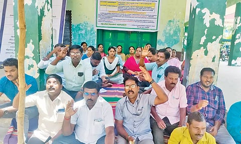 பணியாளர்கள் காத்திருப்பு போராட்டத்தில் ஈடுப்பட்டனர்.