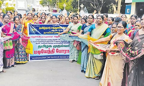 சத்துணவு ஊழியர்கள் ஆர்ப்பாட்டத்தில் ஈடுப்பட்டனர்.