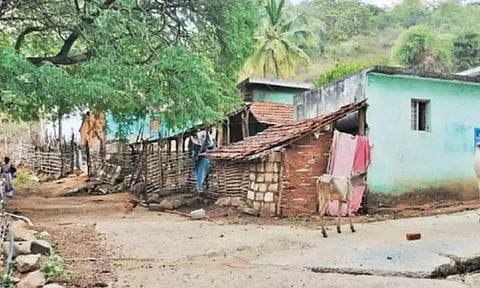 வெறிச்சோடி காணப்படும் கிராமம்.