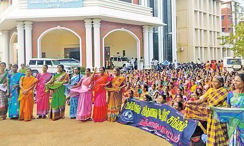 சத்துணவு ஊழியர்கள் மடியேந்தி போராட்டத்தில் ஈடுபட்டனர்.