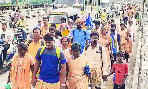 பக்தர்கள் தண்டவாளங்களில் நடந்து செல்ல கூடாது