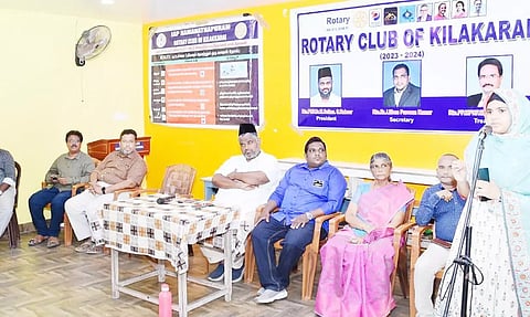 கீழக்கரையில் தட்டம்மை நோய் குறித்து விழிப்புணர்வு மற்றும் தடுப்பூசி முகாம் ரோட்டரி சங்க தலைவர் கபிர் தலைமையில் நடைபெற்றது.