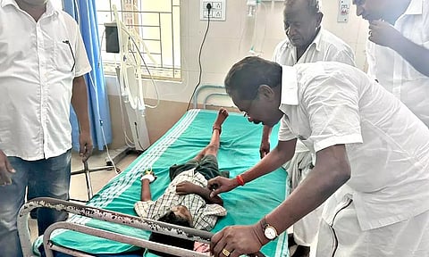 ஆஸ்பத்திரியில் சிகிச்சை பெற்று வரும் மாணவிகளை முருகேசன் எம்.எல்.ஏ. சந்தித்து ஆறுதல் கூறினார். 