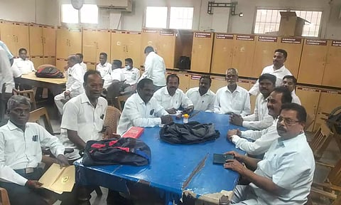 புதுவை வக்கீல்கள் கோர்ட்டு புறக்கணிப்பில் ஈடுப்பட்ட காட்சி.