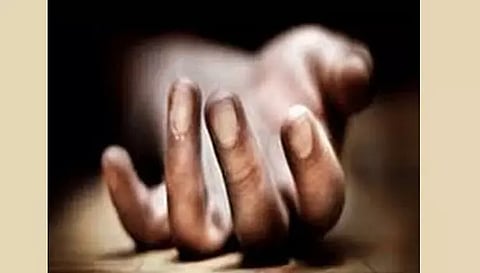 சாலையோரம் கிடந்த ஆண் பிணம்