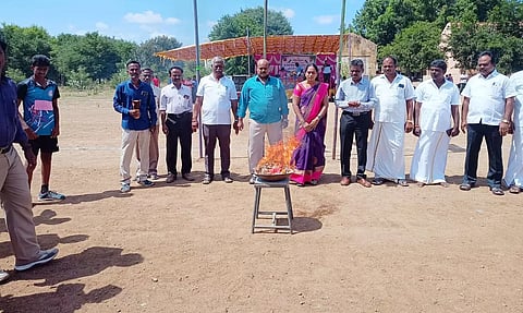 விளையாட்டுப் போட்டிகளை பென்னாகரம் ஒன்றிய குழு தலைவர் கவிதா ராமகிருஷ்ணன் கொடி அசைத்து தொடங்கி வைத்தார்.
